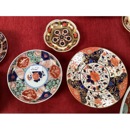 458 - A quantity of Japanese Imari to include a large charger 40cm diameter, and a pair of scalloped dishe... 