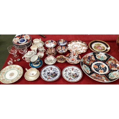 458 - A quantity of Japanese Imari to include a large charger 40cm diameter, and a pair of scalloped dishe... 