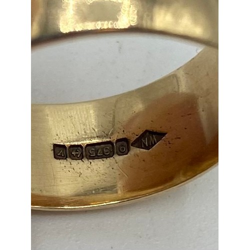 292 - A 9ct gold wedding band, size O, 5.8g