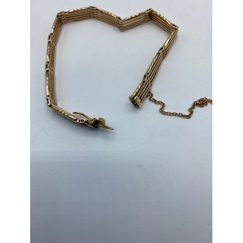 302 - An unmarked yellow metal buckle link bracelet, 21cm , 12g