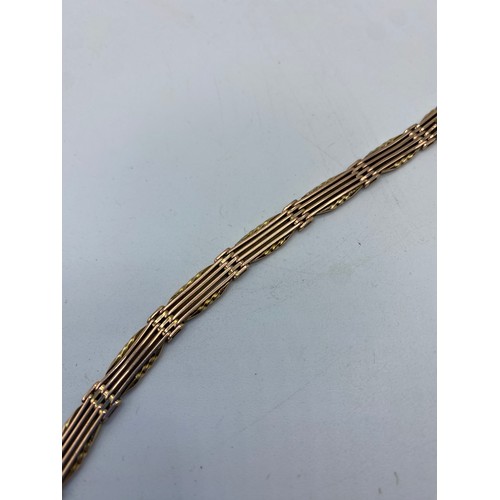 302 - An unmarked yellow metal buckle link bracelet, 21cm , 12g