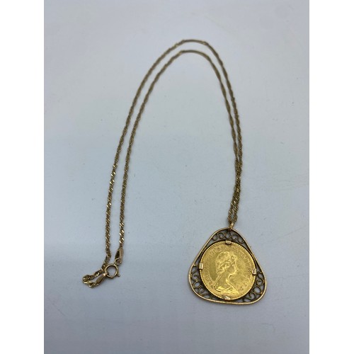 301 - A 1982 Elizabeth II half sovereign, in a 9ct pendant mount, on a 9ct chain link necklace. 7.4g