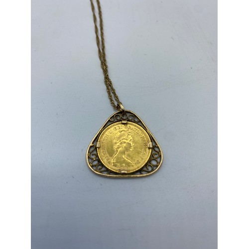 301 - A 1982 Elizabeth II half sovereign, in a 9ct pendant mount, on a 9ct chain link necklace. 7.4g