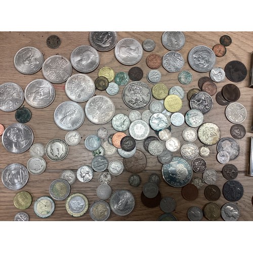 283 - A quantity of C20th collectable coinage, and two white metal pen knives.