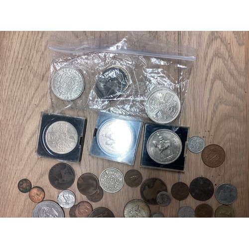 283 - A quantity of C20th collectable coinage, and two white metal pen knives.