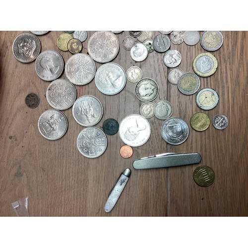 283 - A quantity of C20th collectable coinage, and two white metal pen knives.