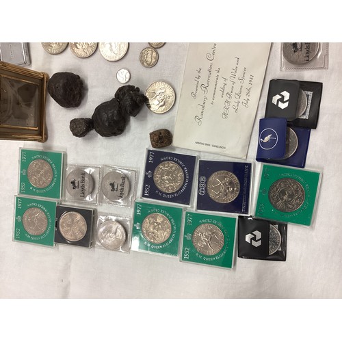 343 - A quantity of coins and commemorative coins from the C20th, including The Ramsbury Recreation Centre... 