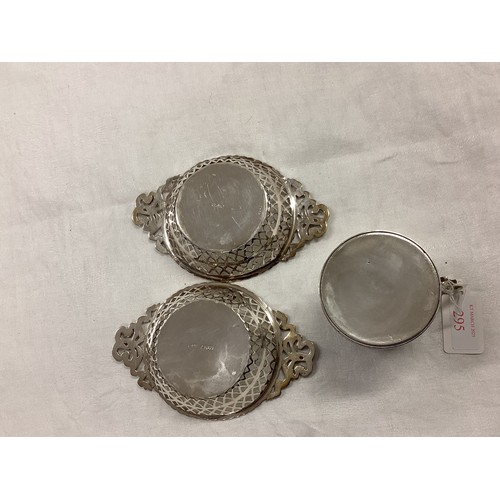 295 - A pair of sterling silver sweetmeat dishes with pierced decoration, by Snyder & Bedoes, Chester, 190... 