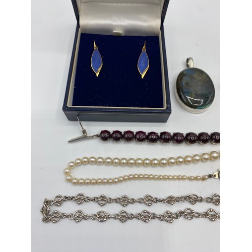 335 - A quantity of silver and white metal jewellery and items.