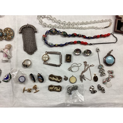 285 - A quantity of costume jewellery, see all photos.