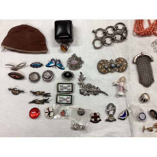 285 - A quantity of costume jewellery, see all photos.