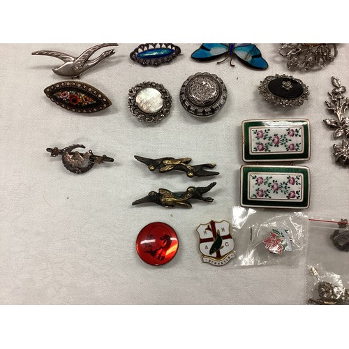 285 - A quantity of costume jewellery, see all photos.