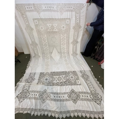 213 - A quantity of good C19th and later Lace table cloths, other lace and other linen, with good Provenan... 