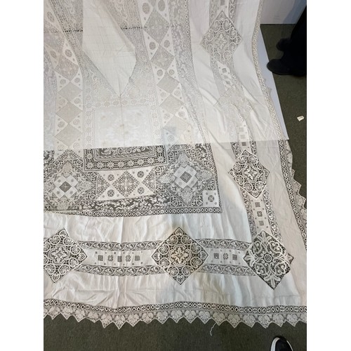 213 - A quantity of good C19th and later Lace table cloths, other lace and other linen, with good Provenan... 