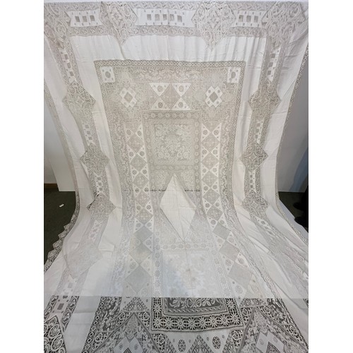 213 - A quantity of good C19th and later Lace table cloths, other lace and other linen, with good Provenan... 