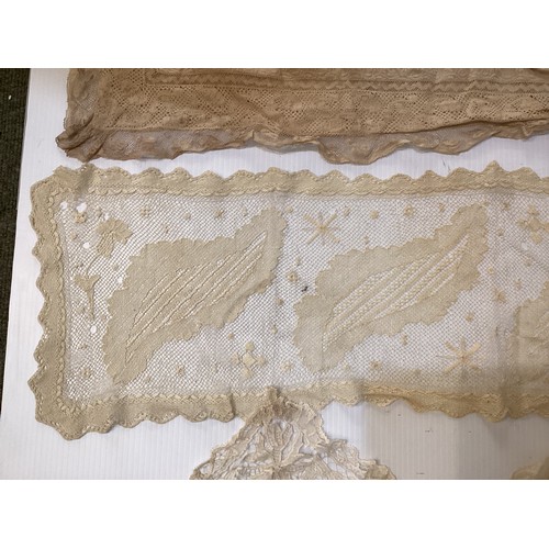 213 - A quantity of good C19th and later Lace table cloths, other lace and other linen, with good Provenan... 