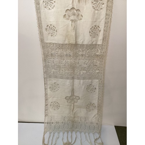 213 - A quantity of good C19th and later Lace table cloths, other lace and other linen, with good Provenan... 