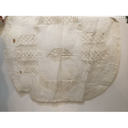 213 - A quantity of good C19th and later Lace table cloths, other lace and other linen, with good Provenan... 