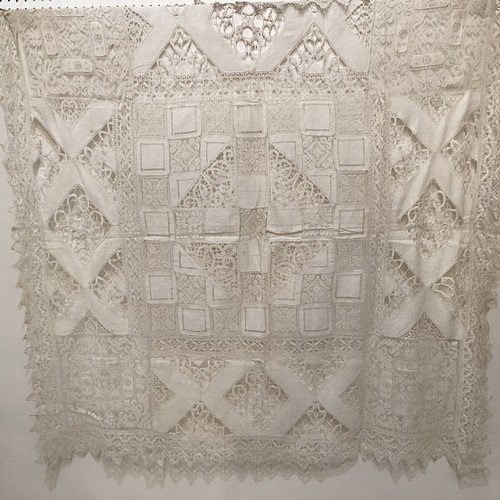 213 - A quantity of good C19th and later Lace table cloths, other lace and other linen, with good Provenan... 