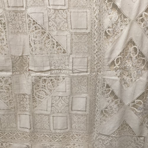 213 - A quantity of good C19th and later Lace table cloths, other lace and other linen, with good Provenan... 