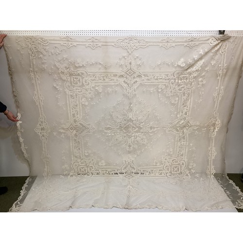 213 - A quantity of good C19th and later Lace table cloths, other lace and other linen, with good Provenan... 