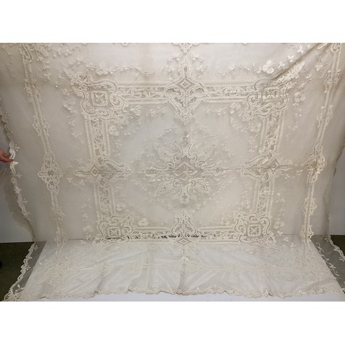 213 - A quantity of good C19th and later Lace table cloths, other lace and other linen, with good Provenan... 