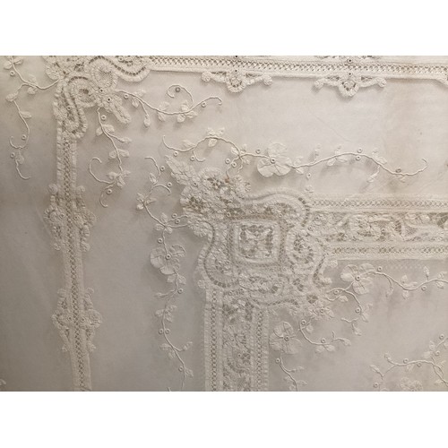 213 - A quantity of good C19th and later Lace table cloths, other lace and other linen, with good Provenan... 