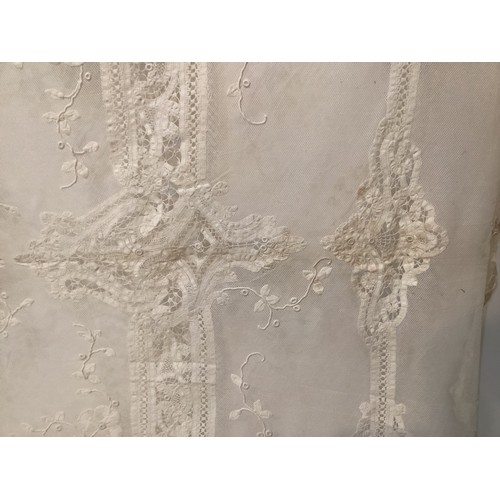 213 - A quantity of good C19th and later Lace table cloths, other lace and other linen, with good Provenan... 