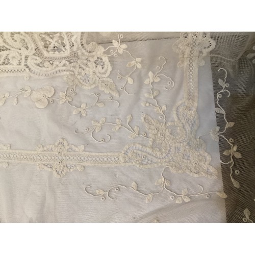 213 - A quantity of good C19th and later Lace table cloths, other lace and other linen, with good Provenan... 