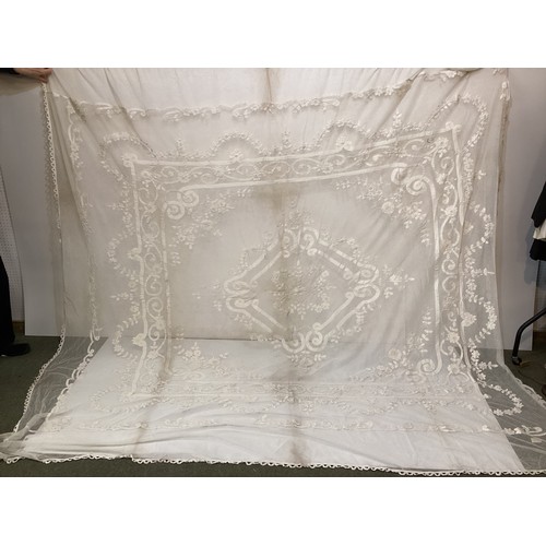 213 - A quantity of good C19th and later Lace table cloths, other lace and other linen, with good Provenan... 