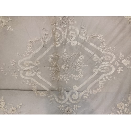 213 - A quantity of good C19th and later Lace table cloths, other lace and other linen, with good Provenan... 