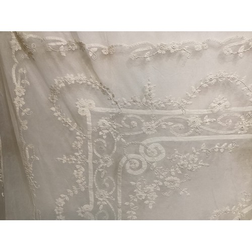 213 - A quantity of good C19th and later Lace table cloths, other lace and other linen, with good Provenan... 