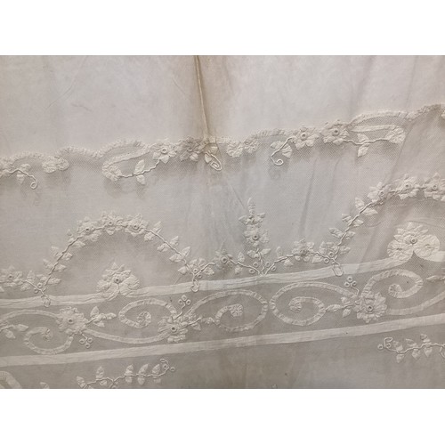 213 - A quantity of good C19th and later Lace table cloths, other lace and other linen, with good Provenan... 