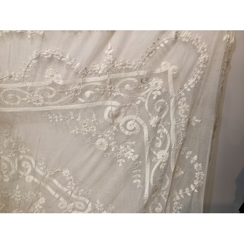 213 - A quantity of good C19th and later Lace table cloths, other lace and other linen, with good Provenan... 