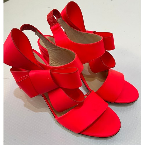 189 - A pair of florescent orange/pink high heel leather shoes with bow detail -  DELPOZO. Condition - fab... 