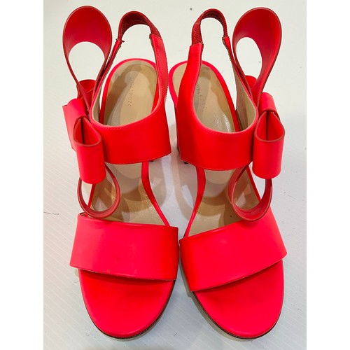 189 - A pair of florescent orange/pink high heel leather shoes with bow detail -  DELPOZO. Condition - fab... 