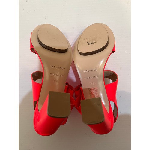 189 - A pair of florescent orange/pink high heel leather shoes with bow detail -  DELPOZO. Condition - fab... 