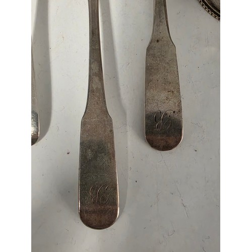 33 - A collection of sterling silver tea spoons with two sterling napkin rings 178 g