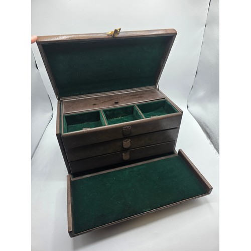23 - A vintage Gucci leather jewellery travel case with green felt lined interior 34 cm x 19 cm x 20 cm H