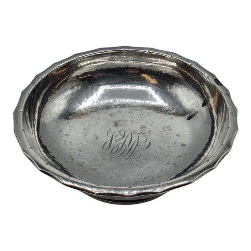 48 - A sterling silver small footed bowl with plannished decoration, GF London 2002. 141g