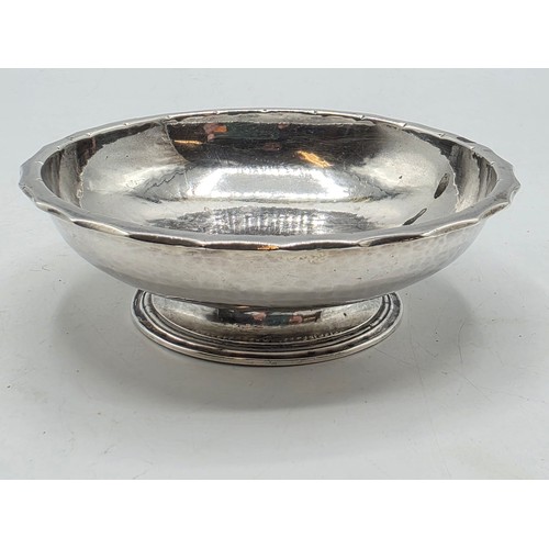 48 - A sterling silver small footed bowl with plannished decoration, GF London 2002. 141g
