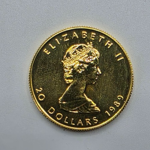 60 - A Canadian Fine half ounce 999.99 24ct gold 20 dollar 1989 Elizabeth II maple leaf coin. 15.5g.