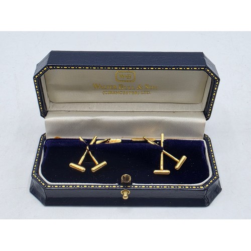 40 - A pair of 18ct gold gents cufflinks in the form of crossed polo mallets.  7.5 g.