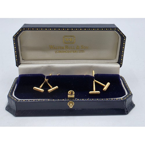 40 - A pair of 18ct gold gents cufflinks in the form of crossed polo mallets.  7.5 g.
