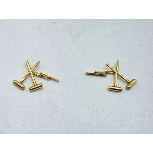40 - A pair of 18ct gold gents cufflinks in the form of crossed polo mallets.  7.5 g.