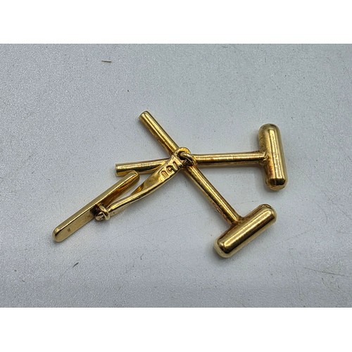 40 - A pair of 18ct gold gents cufflinks in the form of crossed polo mallets.  7.5 g.