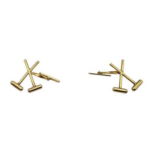 40 - A pair of 18ct gold gents cufflinks in the form of crossed polo mallets.  7.5 g.