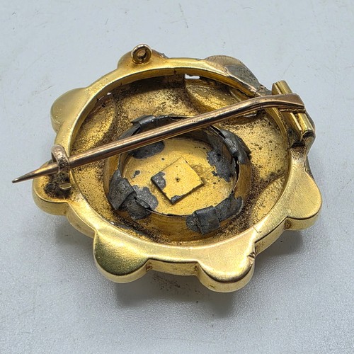 251 - A yellow metal Etruscan style wheel brooch with central rose cut diamond 6 g