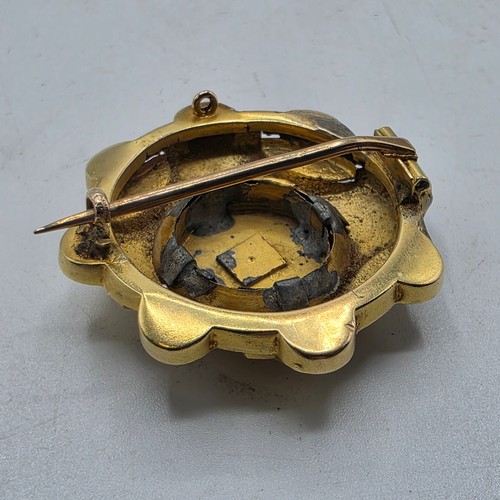 251 - A yellow metal Etruscan style wheel brooch with central rose cut diamond 6 g