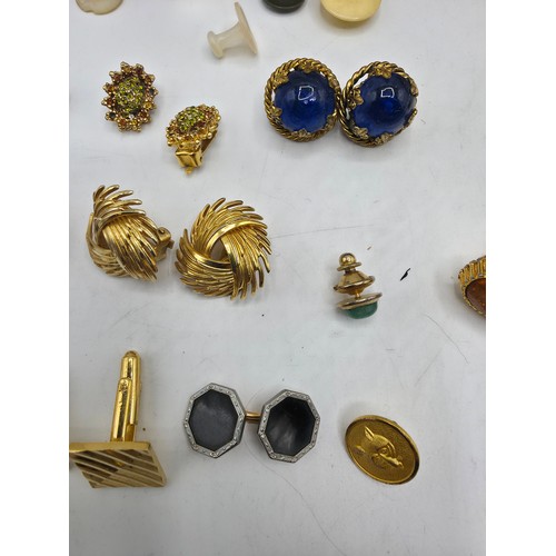 85 - A collection of yellow and white metal items to include costume jewellery , pocket watch, sterling s... 